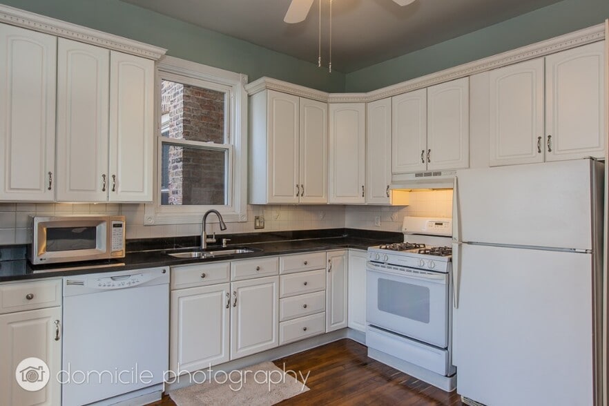 Building Photo - 828 W Buckingham Pl