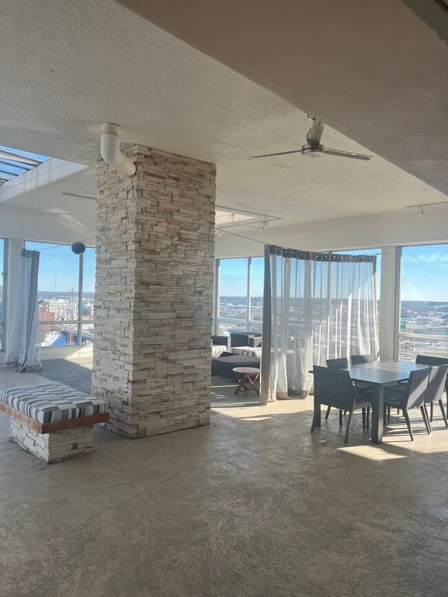 Building Photo - Fantastic Studio in The Metropolitan Condos