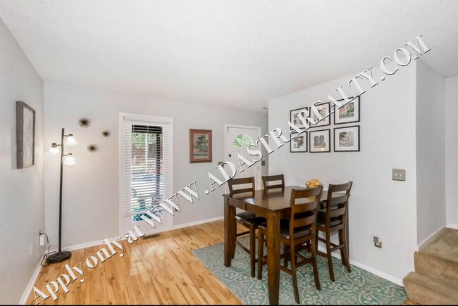 Building Photo - Inviting 3 Bedroom Close to Everything-Available in MAY!!