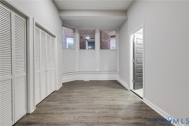 Building Photo - 402 Stuart Cir