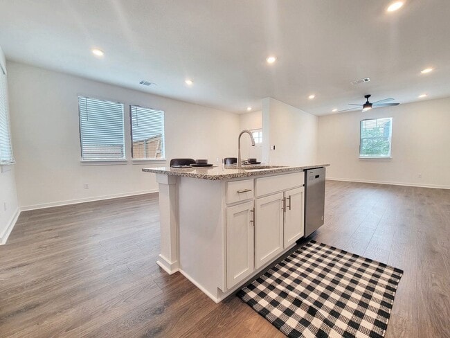 Building Photo - Spacious 4/BR 2.5/BA Retreat with Fenced Y...