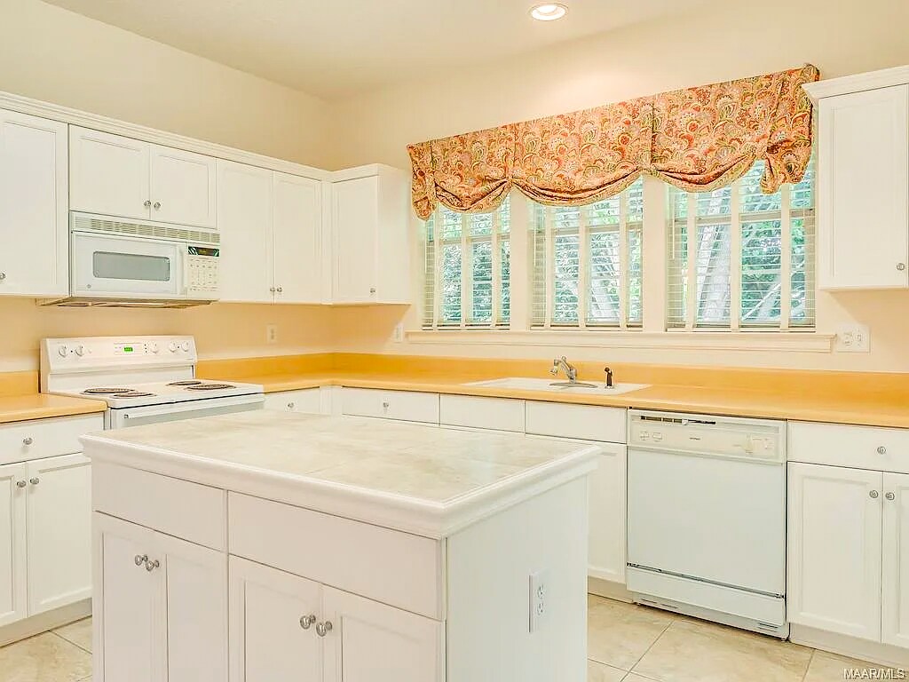 Building Photo - 2112 Parkview Dr S