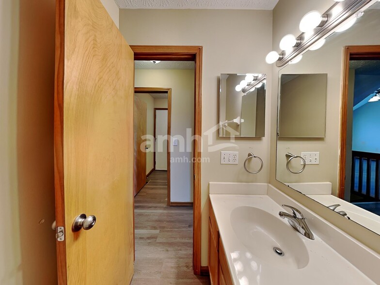 Building Photo - 555 Allis Pl E