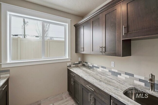 Building Photo - Beautiful Custom Single Level Boise Home A...