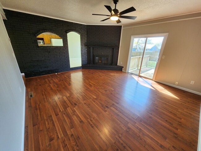 Building Photo - Spacious 3-Bedroom, 1.5-Bathroom Home AVAI...