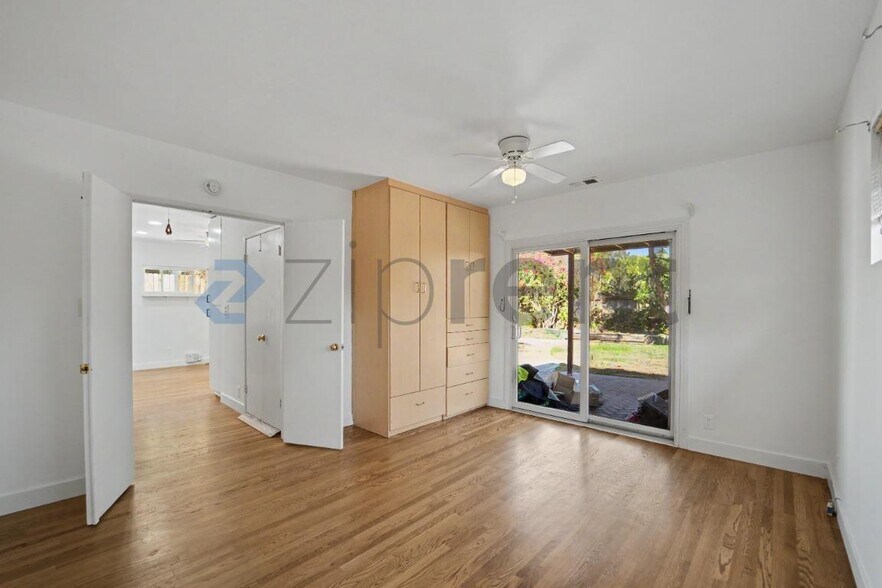 Building Photo - Unit