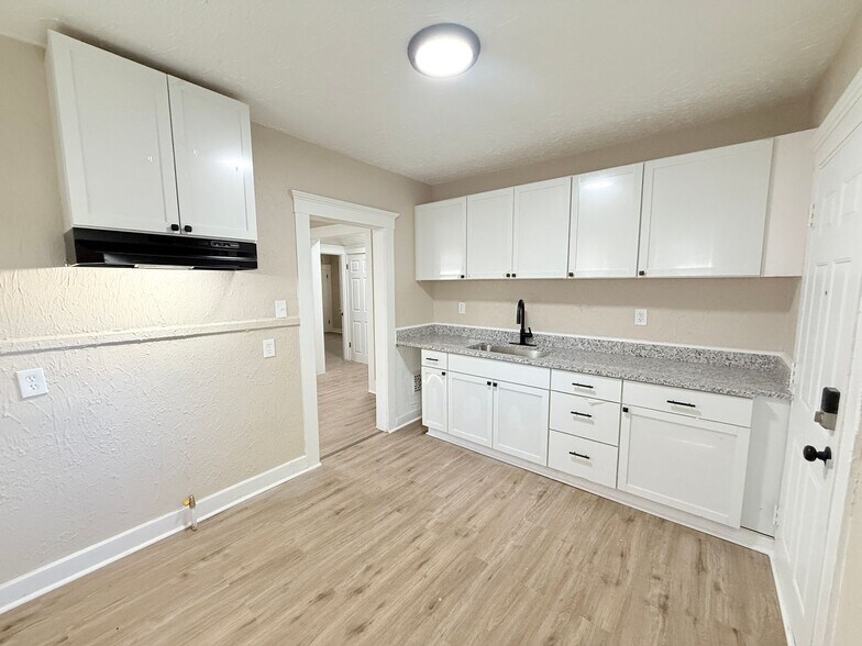Building Photo - This beautifully updated 3-bedroom, 1-bath single-family home is ready for move-in!