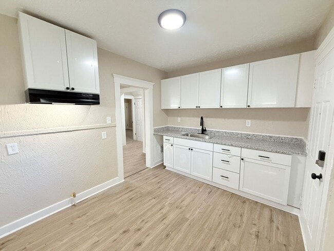 Building Photo - This beautifully updated 3-bedroom, 1-bath single-family home is ready for move-in!