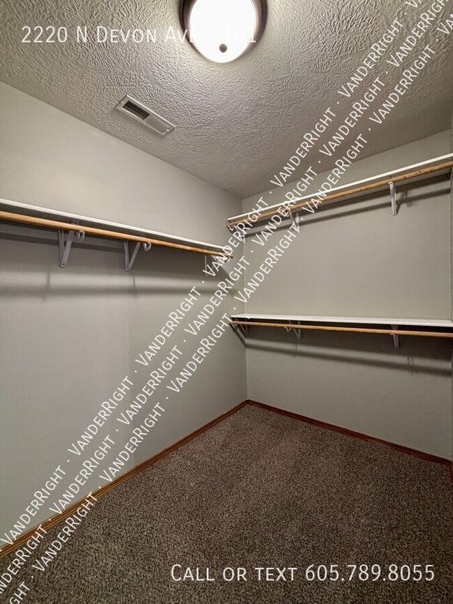 Building Photo - 2220 Devon Ave