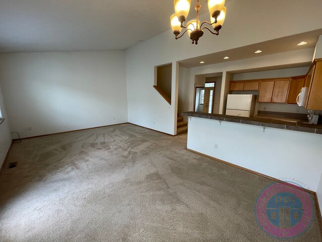 Building Photo - Sunnyside Townhome Close to Restaurants  &...