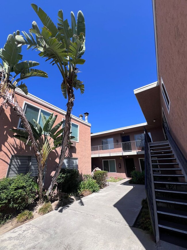 Building Photo - Updated 2 Bedroom, 1 Bath in North Park w/...