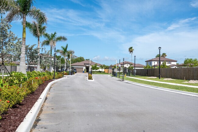 Building Photo - 2485 SE 29th Dr