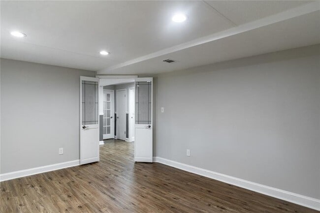 Building Photo - 3599 Lower Roswell Rd