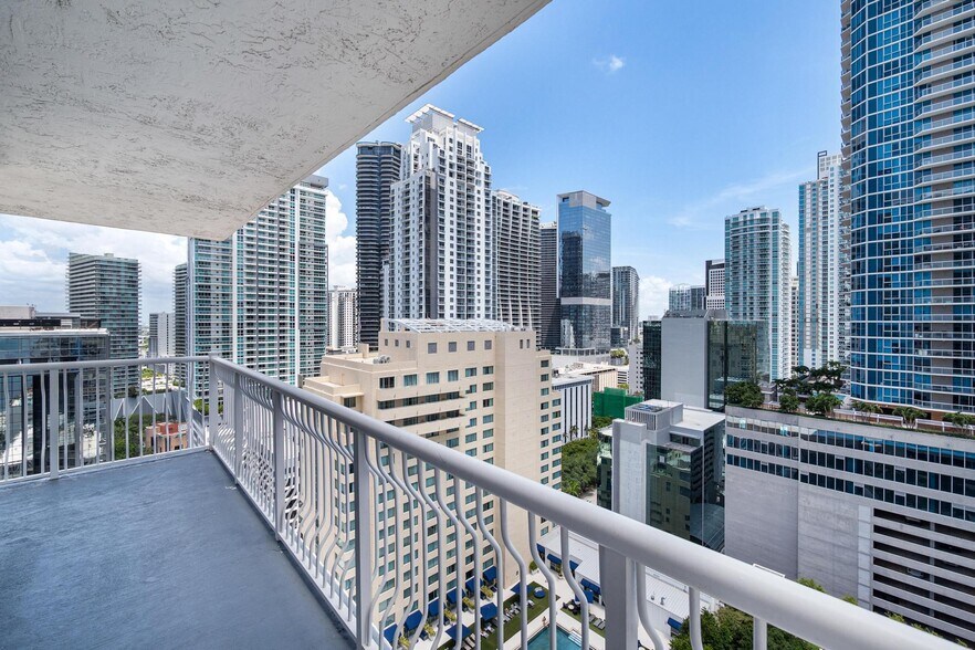 Building Photo - 1200 Brickell Bay Dr