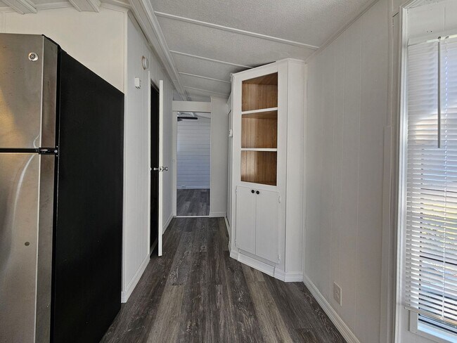 Building Photo - 1/1 Manufactured Lake Front home located in Camo-a-wyle community