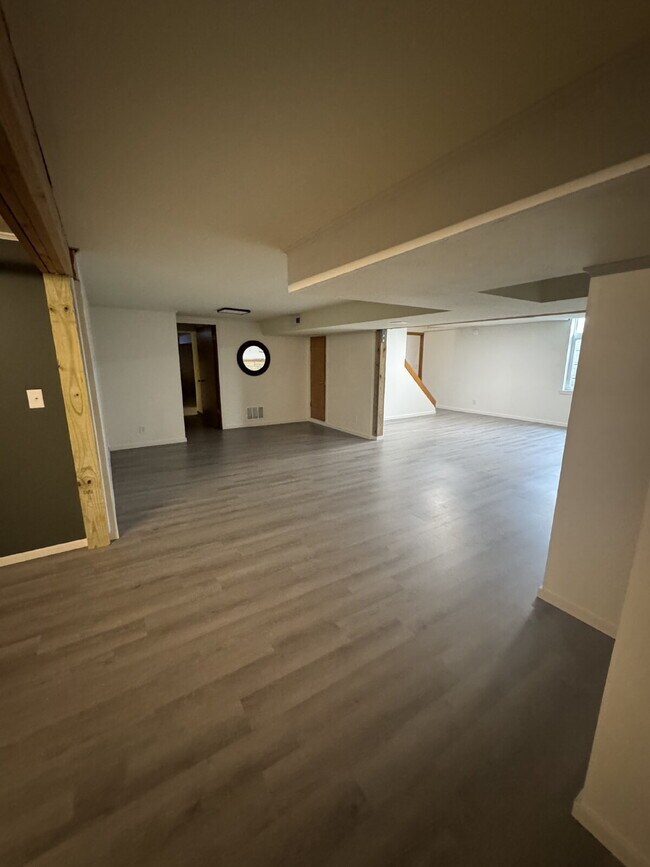 Building Photo - 840 N Waddington Ave