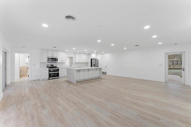 Building Photo - 808 NE 72nd St