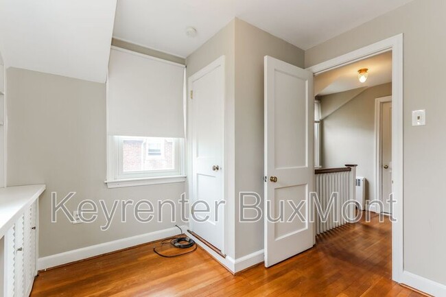 Building Photo - 2032 Jenkintown Rd