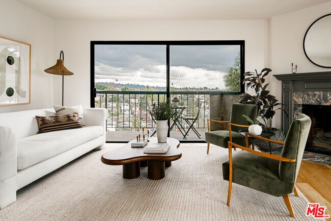 Building Photo - 3375 Descanso Dr