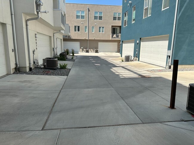 Building Photo - 4672 Vermillion Dr