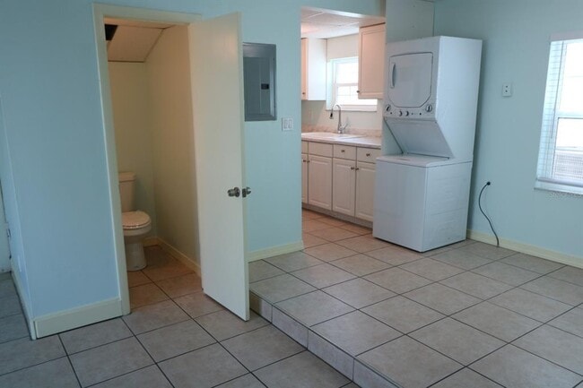 Building Photo - 5712 Townhouse Dr