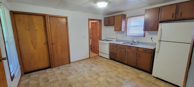 Building Photo - 218 E National St