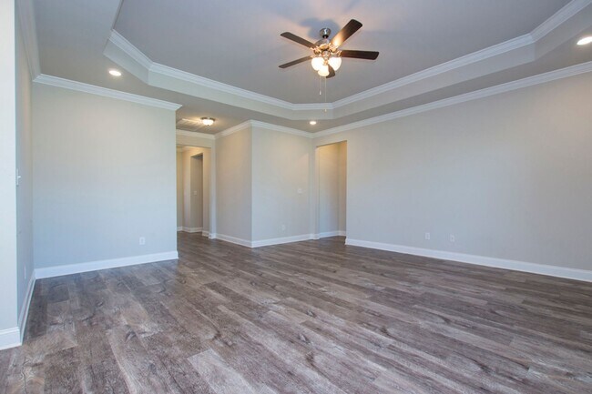 Building Photo - Move in special