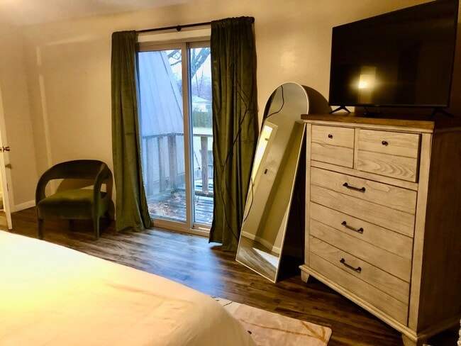 Building Photo - 917 Davis Blvd