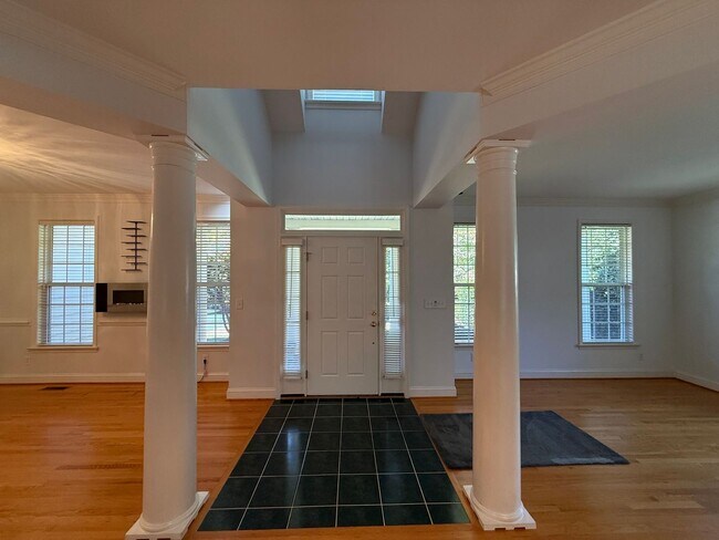Building Photo - 935 Charter Oaks Dr