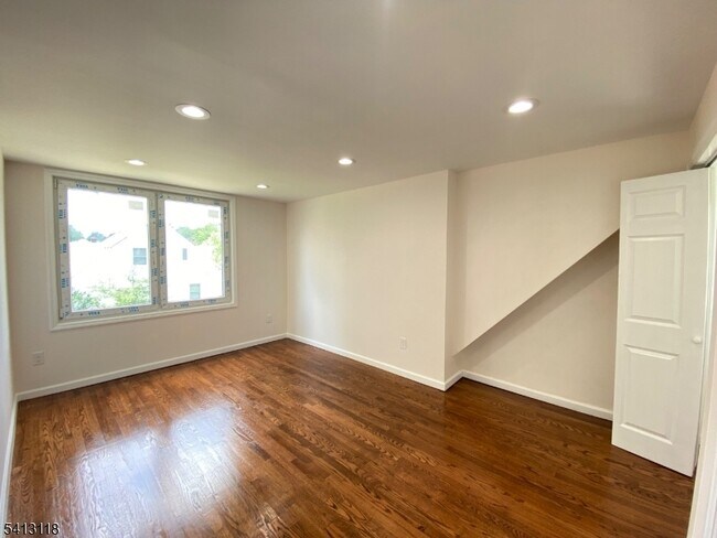 Building Photo - 52 Day St