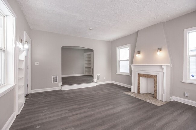 Building Photo - NEWLY RENOVATED! - 3 BED, 1.5 BATH BEAUTIFUL SINGLE- FAMILY HOME.