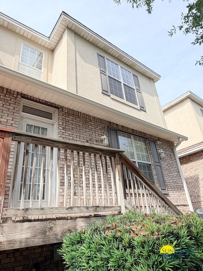 Building Photo - Natural Light Filled end unit 2-Story 3BR Niceville Home!