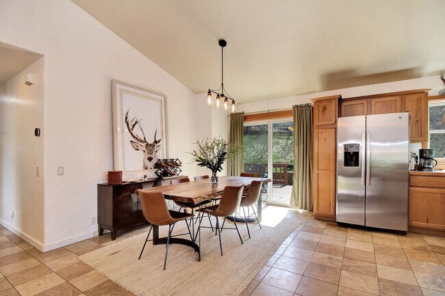 Building Photo - Spacious Home on Elevated Lot in Bellevue'...
