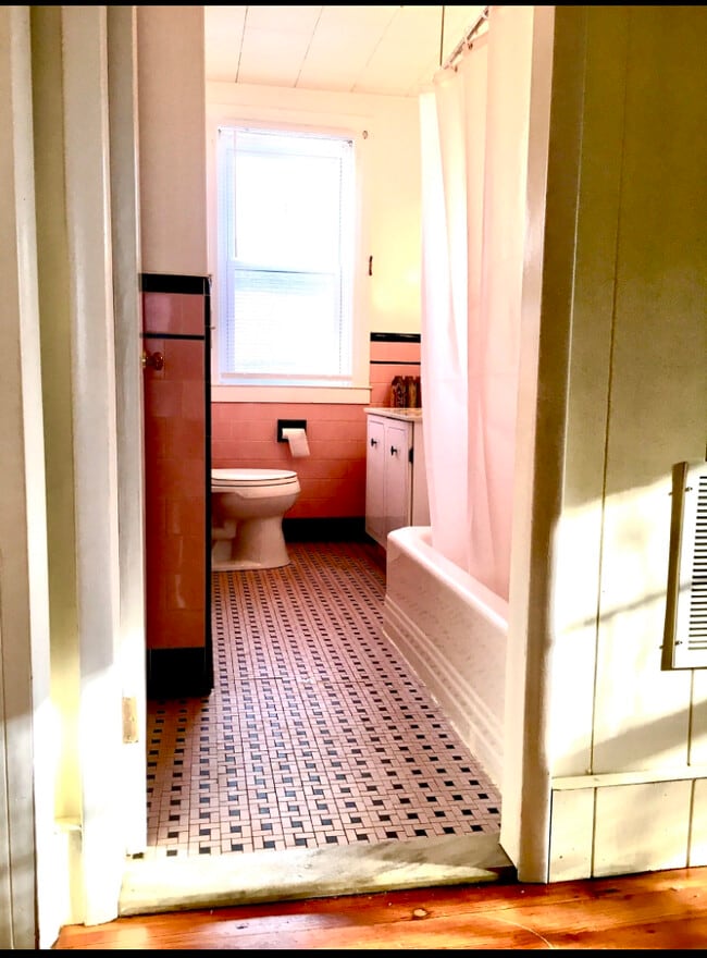 Bathroom full tub/shower - 1548 Smith St