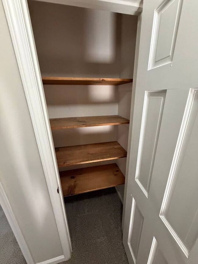 Building Photo - Beautiful 2 bedroom 1.5 bath town home!