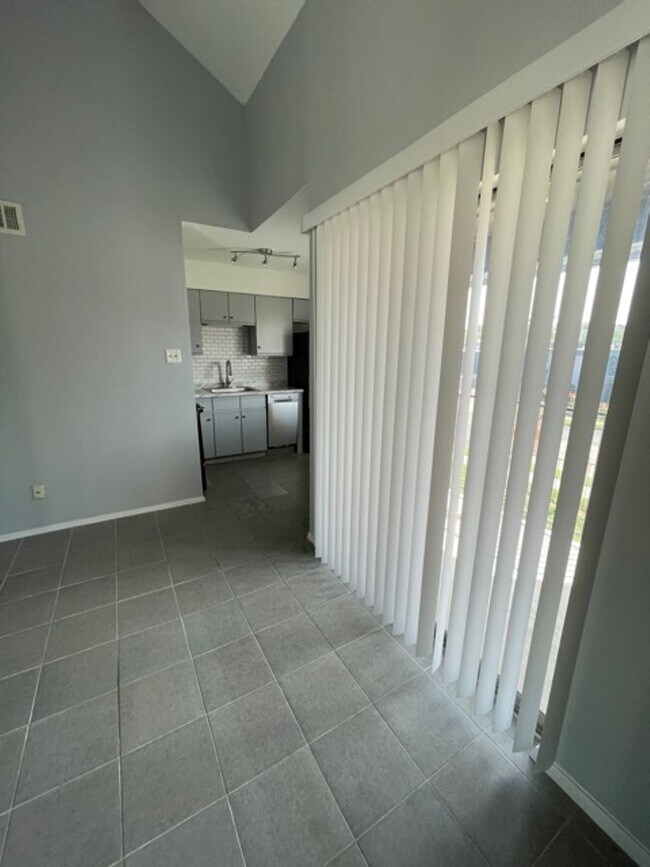 Building Photo - Cute Loft - Close to Downtown