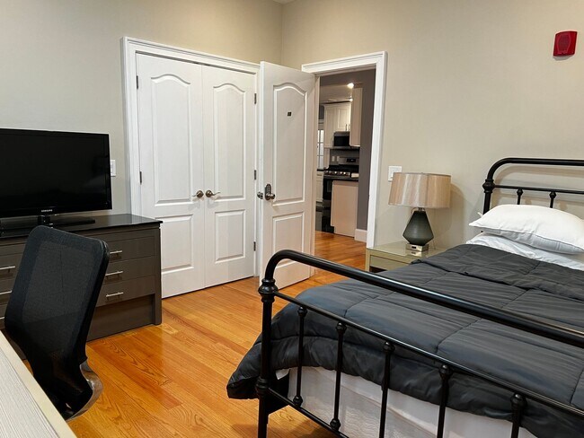 Building Photo - Massive Brighton 8 Bed / 9 Bath House in the 1700 block of Comm Ave!!!! Students Welcome. Avail 9...