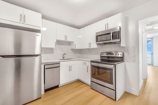 Building Photo - 5555 Collins Ave