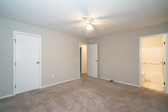 Building Photo - 335 Parma Dr