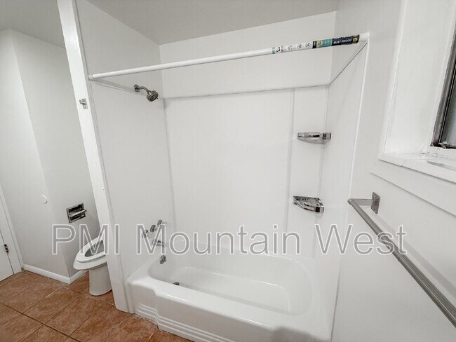 Building Photo - 698 Doren Dr