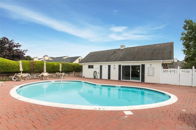 Building Photo - 2555 Youngs Ave