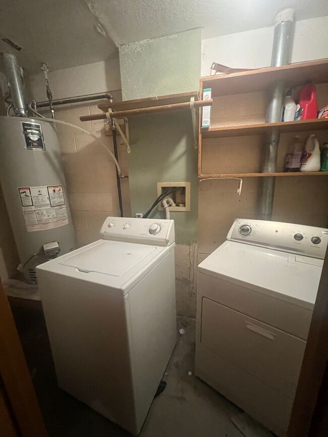 Building Photo - (LEASE PENDING) Large 3 Bed/2 Bath HOUSE i...