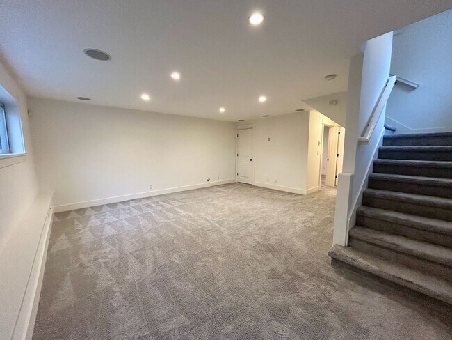 Building Photo - Queen Anne Townhouse