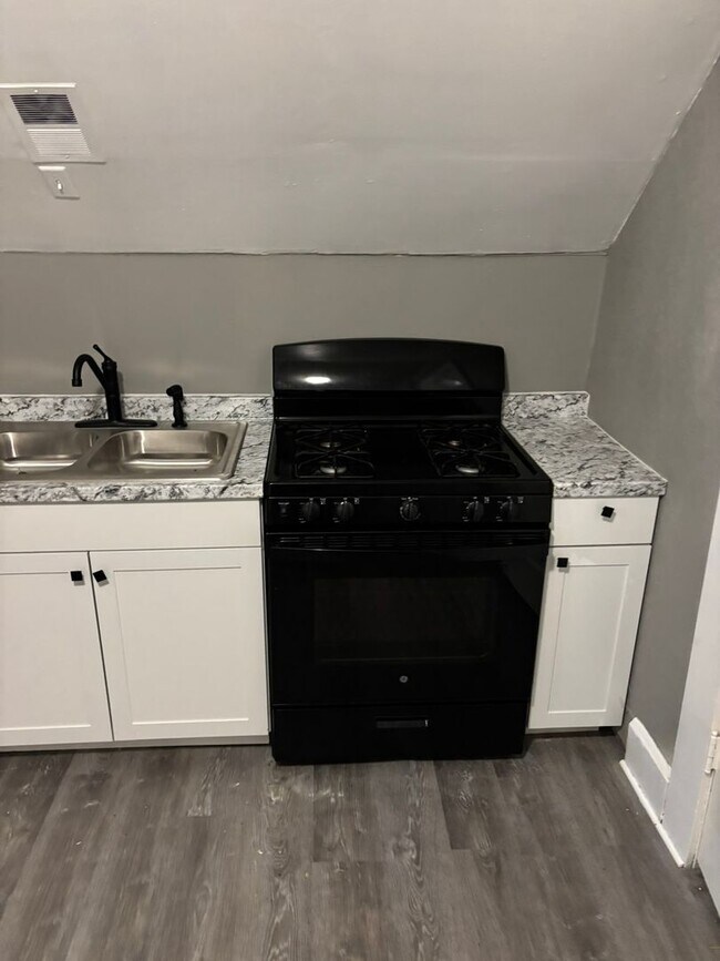 Building Photo - 3011 18th Ave