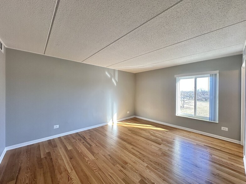 Building Photo - 525 N Quentin Rd