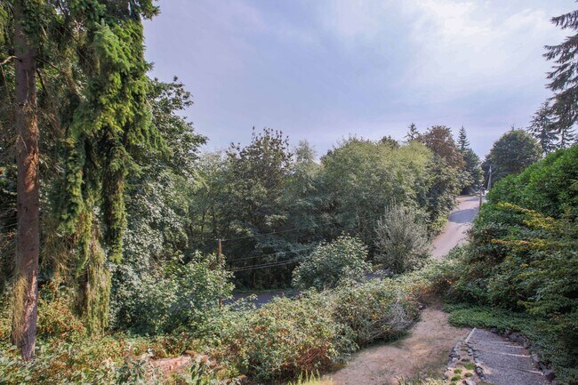 Building Photo - Dream Home in a Park Like Setting!!