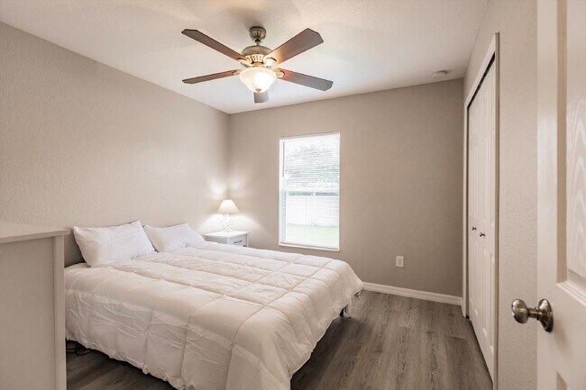 Building Photo - "Charming 3-Bedroom Home with 2 Full Baths and Spacious 2537 Sq Ft in North Port, FL!"