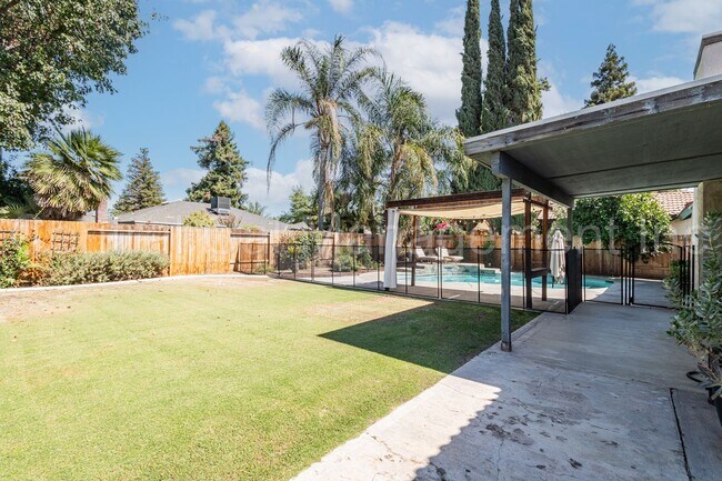 Building Photo - 4 Bedroom/2 Bath Home with a Pool and Sola...