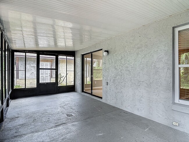 Building Photo - UPDATED 2 Bed, 2 Bath Home with Screened Lanai & Garage!