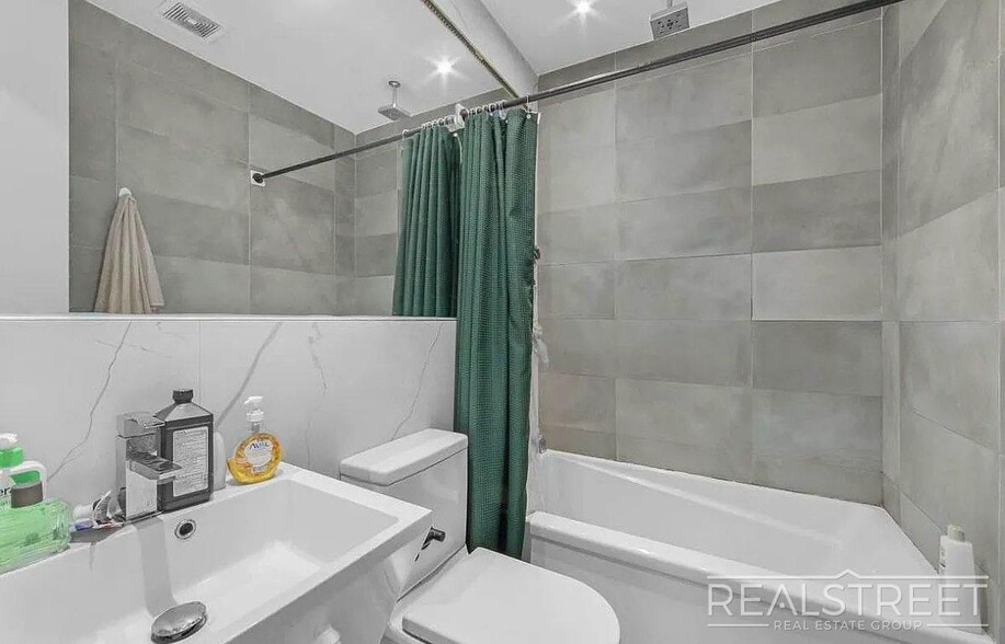 Building Photo - Spacious 3BR Apartment in Prime Bushwick | Skylight, Laundry, Courtyard | No Fee